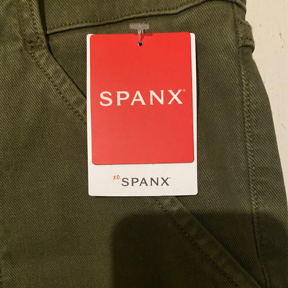 Spanx Women’s slim fit cargo pants. New with tags. Olive/Army green. Size small
